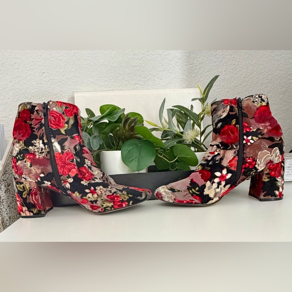 Steve Madden Floral Velvet Ankle Booties – Size 8 – Block Heel
